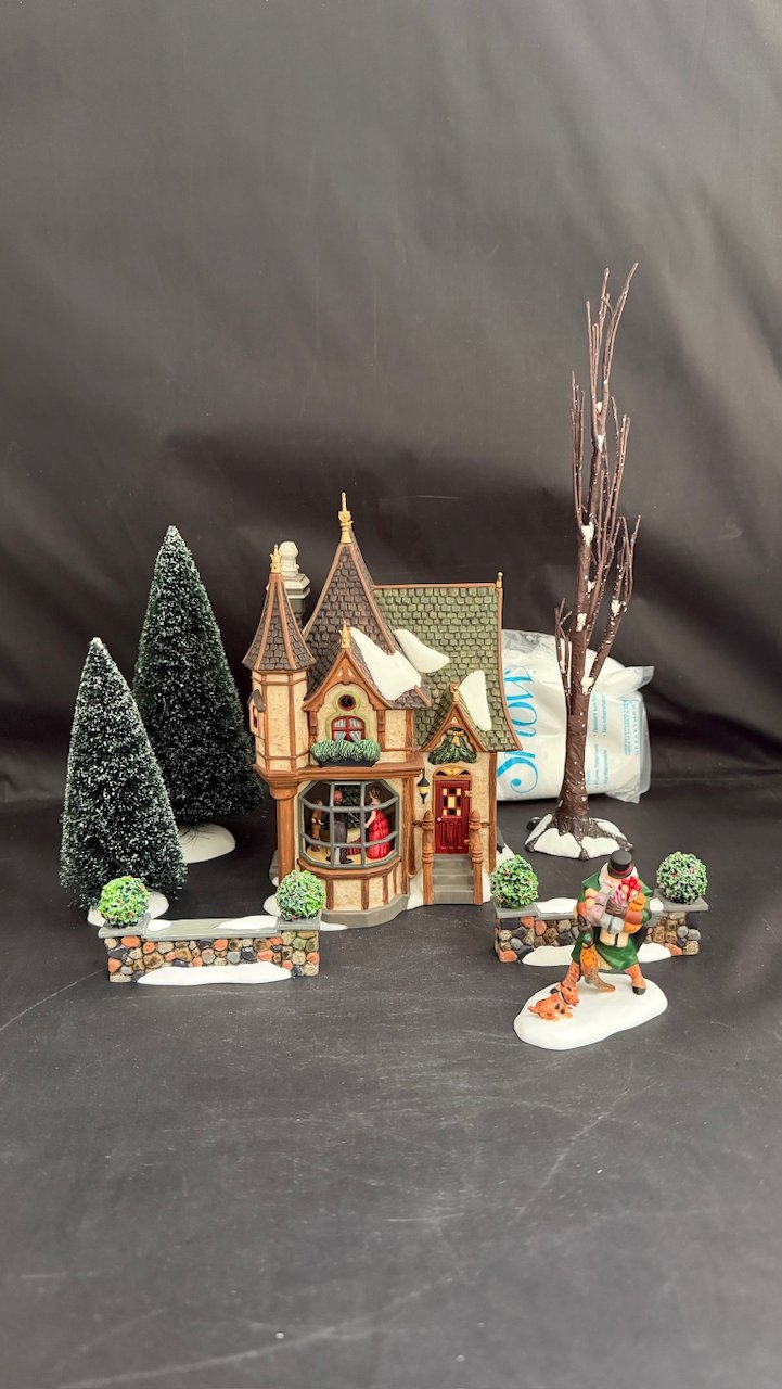 1 Royal Tree Court Holiday Gift Set