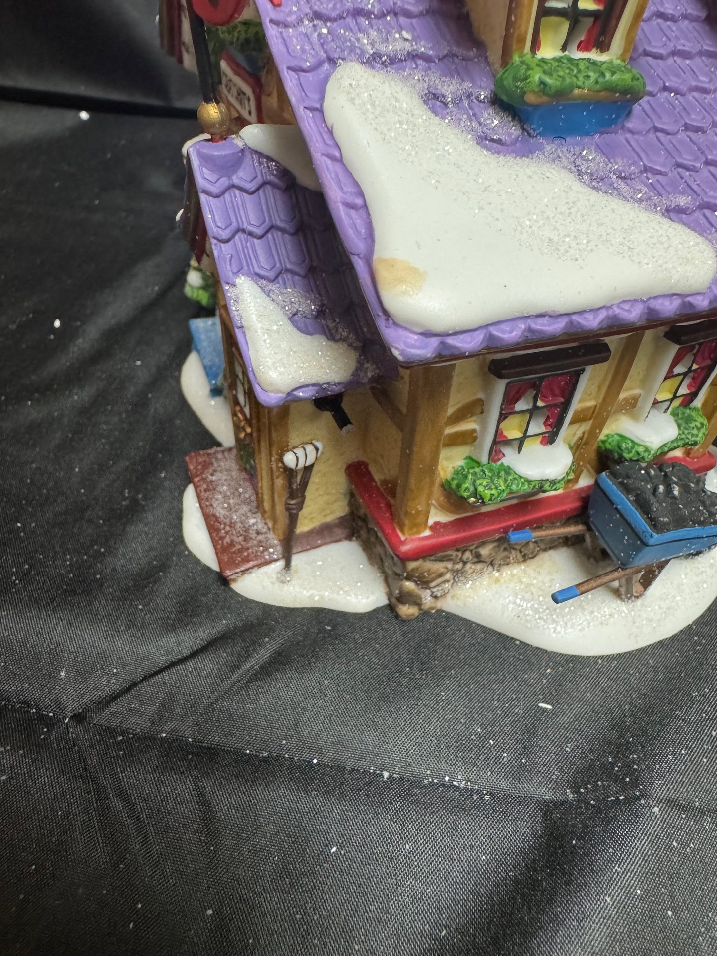 Mickey’ Cratchits’ Cottage - Read Description