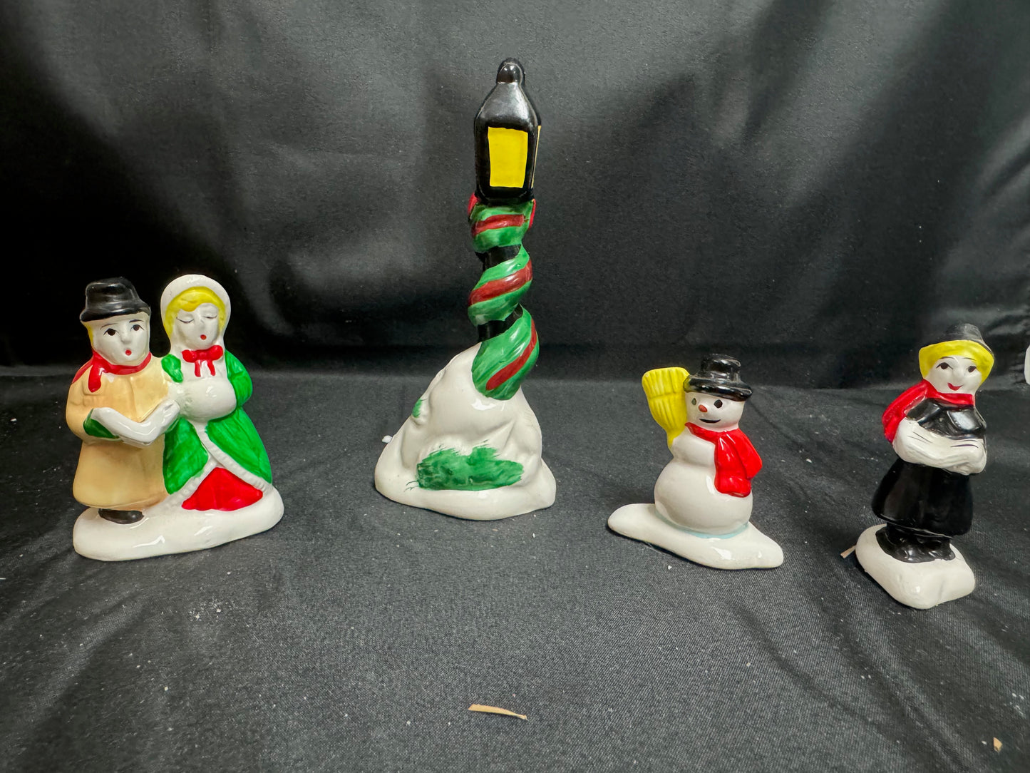 Set of Carolers (4 pieces) - No box