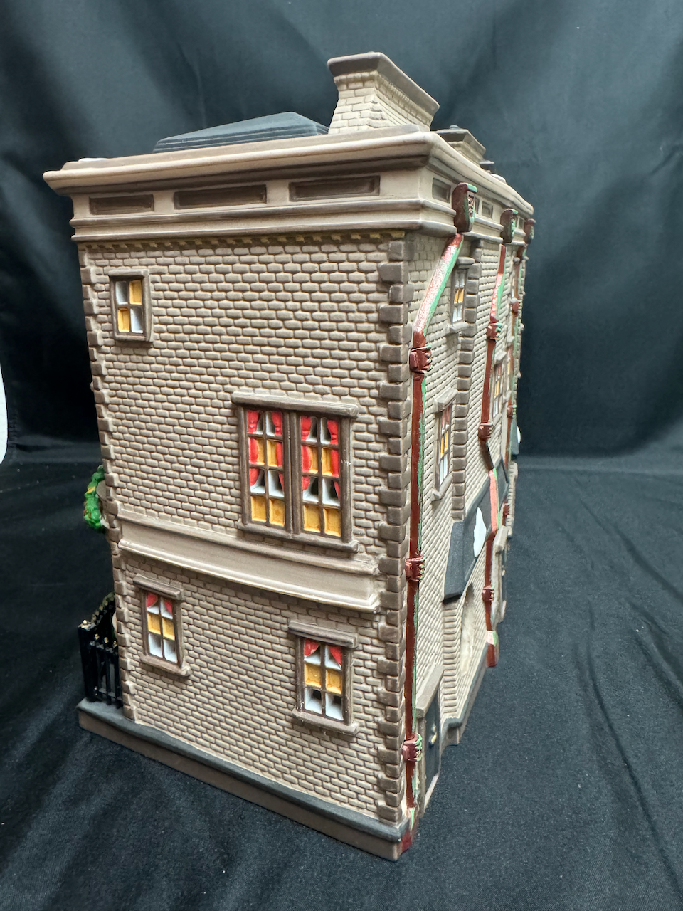 Mulberrie Court - Read Description